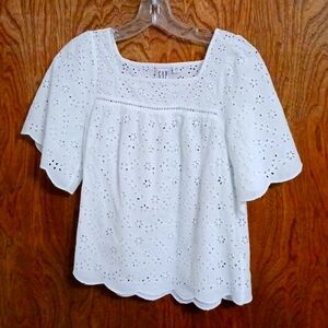 Gap XS petite white eyelet top, beautiful, good condition